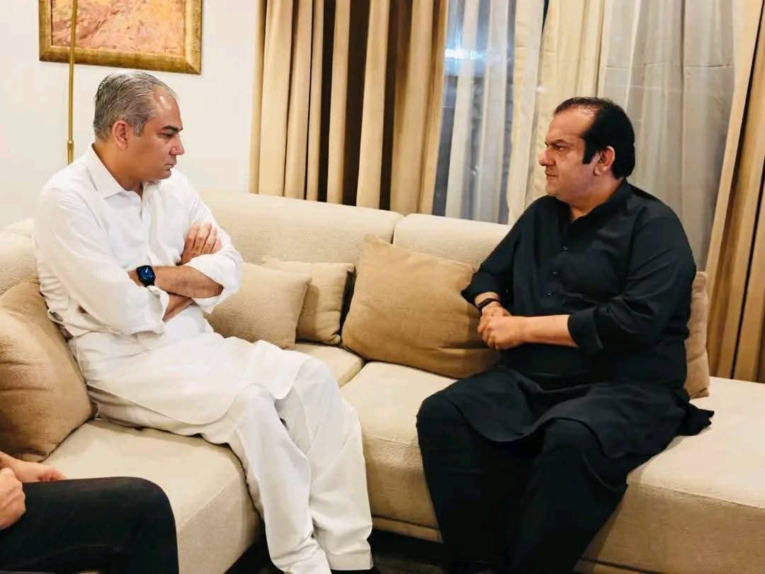 وفاقی وزیرِ داخلہ سید محسن نقوی کی وزیرِ مملکت برائے توانائی و عوامی امور عبدالرحمٰن خان کانجو کی رہائش گاہ آمد۔

وفاقی وزیر محسن نقوی نے وزیر مملکت عبدالرحمٰن کانجو سے انکی والدہ کے انتقال پر گہرے دکھ اور افسوس کا اظہار کیا۔

انہوں نے مرحومہ کے ایصالِ ثواب کے لیے فاتحہ خوانی کی