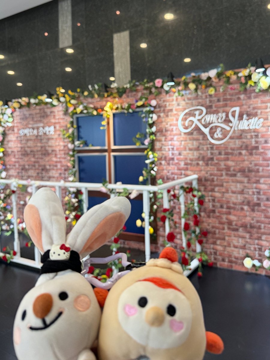 vlove0426's tweet photo. We're here to support Wookka's dad! I'm so excited to see him perform. Even though I was super sleepy, I kept my eyes wide open 👁. Someone was playing sleeping beauty there 🤫 (hint: a guy who has A in his initial)
#ALLEN #앨런 #アレン
#queeni #CCREW #크크루
#CRAVITY #크래비티 https://t.co/m4xgAfRxiJ
