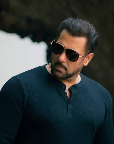 AlwaysBollywood's tweet image. #Exclusive ✅

Getting Bigger 🔥🔥🔥

#AnilKapoor has  joined #SalmanKhan + #DilRaju +  #VamshiPaidipally ’s upcoming big budget, yet untitled Pan India action drama. The project marks a major collaboration between some of the industry’s most prominent names, with Raju backing