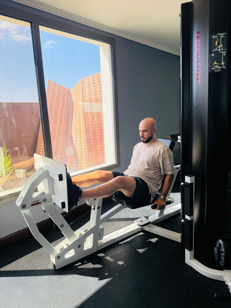 omarzooqi's tweet image. Omar Almarzooqi putting in the work, pushing limits, and staying focused on the grind 💪🔥
No excuses, just discipline, sweat, and consistency. 

#GymMotivation #WorkoutPartners #FitnessJourney #NoExcuses #DubaiFitness
