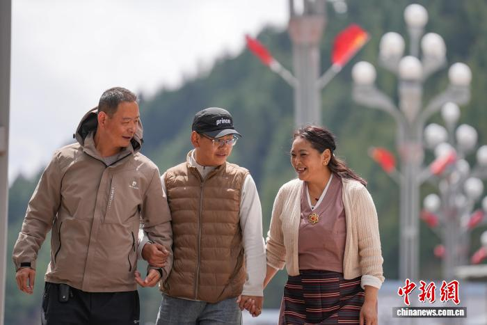 TibetNews11's tweet image. Li Xijun, originario del Gansu, vive a Yadong, in Tibet, da 28 anni, dove si dedica alla guardia del #confine, alla protezione della popolazione e al rafforzamento dell'unità etnica.