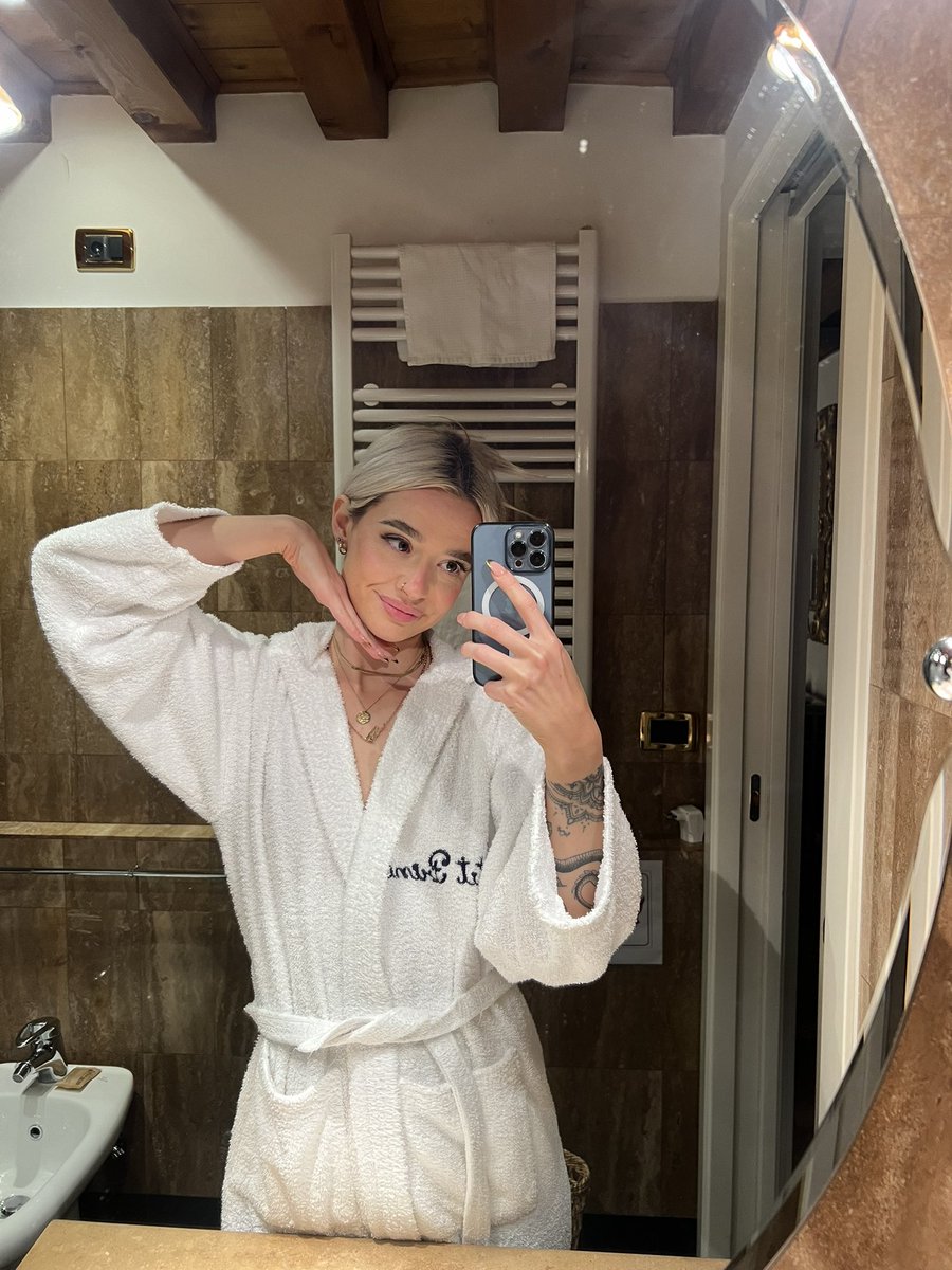 Goddess Evie 🎀 tweet media