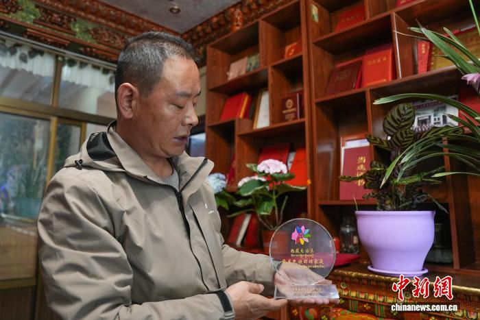 TibetNews11's tweet image. Li Xijun, originario del Gansu, vive a Yadong, in Tibet, da 28 anni, dove si dedica alla guardia del #confine, alla protezione della popolazione e al rafforzamento dell'unità etnica.