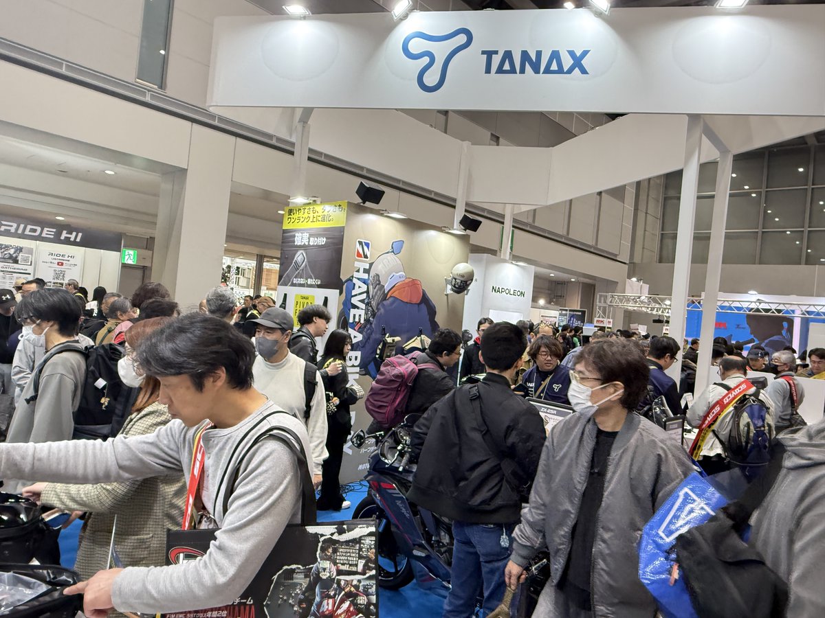 akeeyojp's tweet photo. 現場からお届けします📸 #東京モーターサイクルショー2026 のTANAXブース、おかげさまで大盛況です！🙌

今年は私たちAKEEYOも、CHIGEEと共にTANAXブースに参加しています！🤝 現在、現場では大注目のスマートモニター「AIO-5 EVO」や、大好評のドラレコ「710シリーズ」を実機展示中です✨

カタログもご用意しておりますので、ぜひTANAXブースで最新ガジェットの進化��体感してください！お待ちしております！