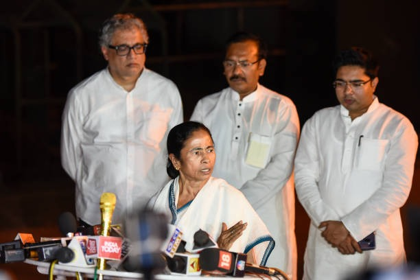 TMCinHistory's tweet photo. 🕒 2018

On this day of 28th March in 2018, Chief Minister Mamata Banerjee spoke to the media after meeting Congress leader Sonia Gandhi at her residence in New Delhi. https://t.co/MB5BSxiTTP