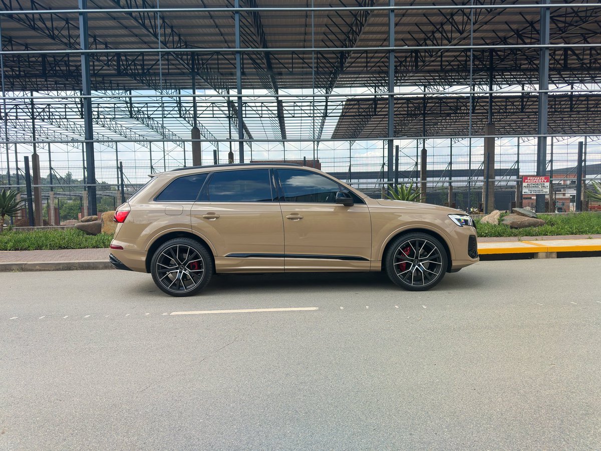 khuleonwheels's tweet image. This weekend we’re behind the wheel of the facelift Audi Q7 55 TFSI in Black Edition guise. On the outside, our tester receivesupdated HD Matrix LED headlights, revised front and rear bumpers and rolling on a set of massive 22-inch wheels. The…
#AudiSA #AudiQ7 #KOWGarage
