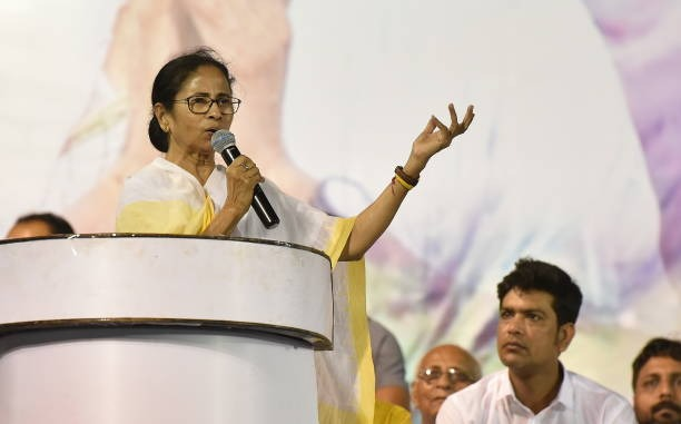 TMCinHistory's tweet photo. 🕒 2019

On this day of 28th March in 2019, Chief Minister Mamata Banerjee addressed the Holi Milan Utsav in Kolkata ahead of the Lok Sabha elections, as Laxmi Ratan Shukla looked on. https://t.co/6tGSXPYi1t