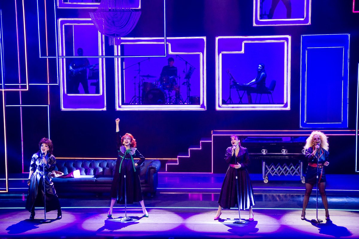 Oficialmentiras's tweet image. ¡Soy yo quien tiene el timón! 💪🏻🎉💙

Una noche para celebrar el Día Mundial del #Teatro con la obra musical más exitosa de México.🧡😍

Gracias por acompañarnos, por reír con nosotrxs y festejar en cada segundo el arte de contar historias 🎶📝