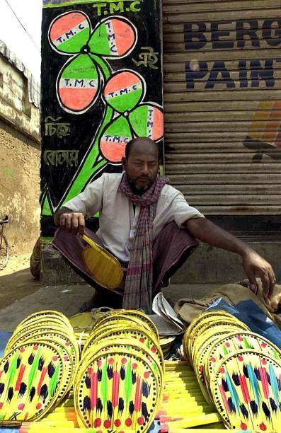 TMCinHistory's tweet photo. 🕒 2001

On this day of 28th March in 2001, a vendor waited for customers beside a wall painting of the Trinamool Congress symbol in Kolkata ahead of the West Bengal Assembly elections. https://t.co/OCSErzCZHZ
