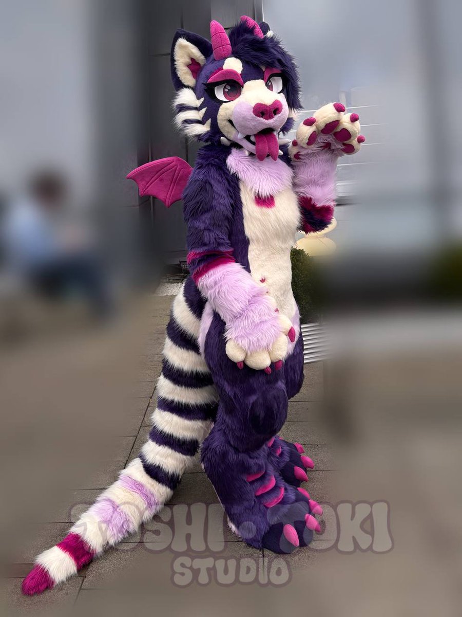 Fursuit Review tweet media