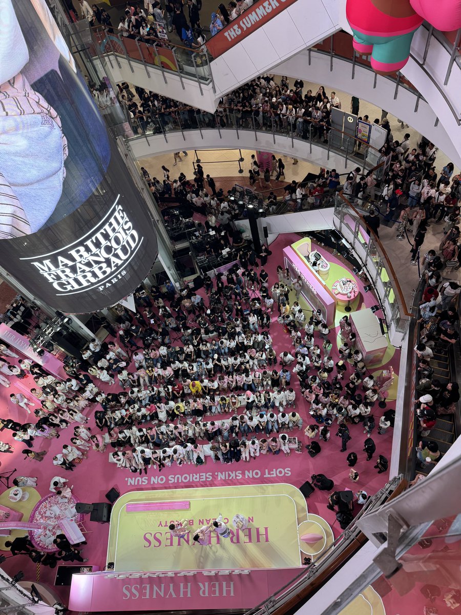 centralwOrld's tweet photo. หน้างานคึกคักมากๆ แฟนๆมาให้กำลังใจเพียบ 🥰✨

LINGLING BA HERHYNESS
#LINGxHerHynessMarshmallow
#centralwOrld #LinglingKwong‌ https://t.co/UwfkzNnb7D