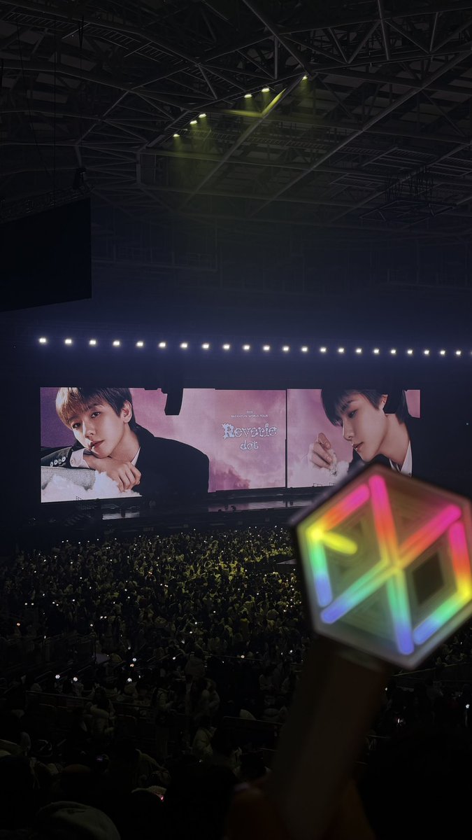 baekttf's tweet photo. I will never forget what it feels like to hold my eribong for the first time and for it to turn rainbow at the end of the show 🥲💝 https://t.co/gFaDRiVfjW