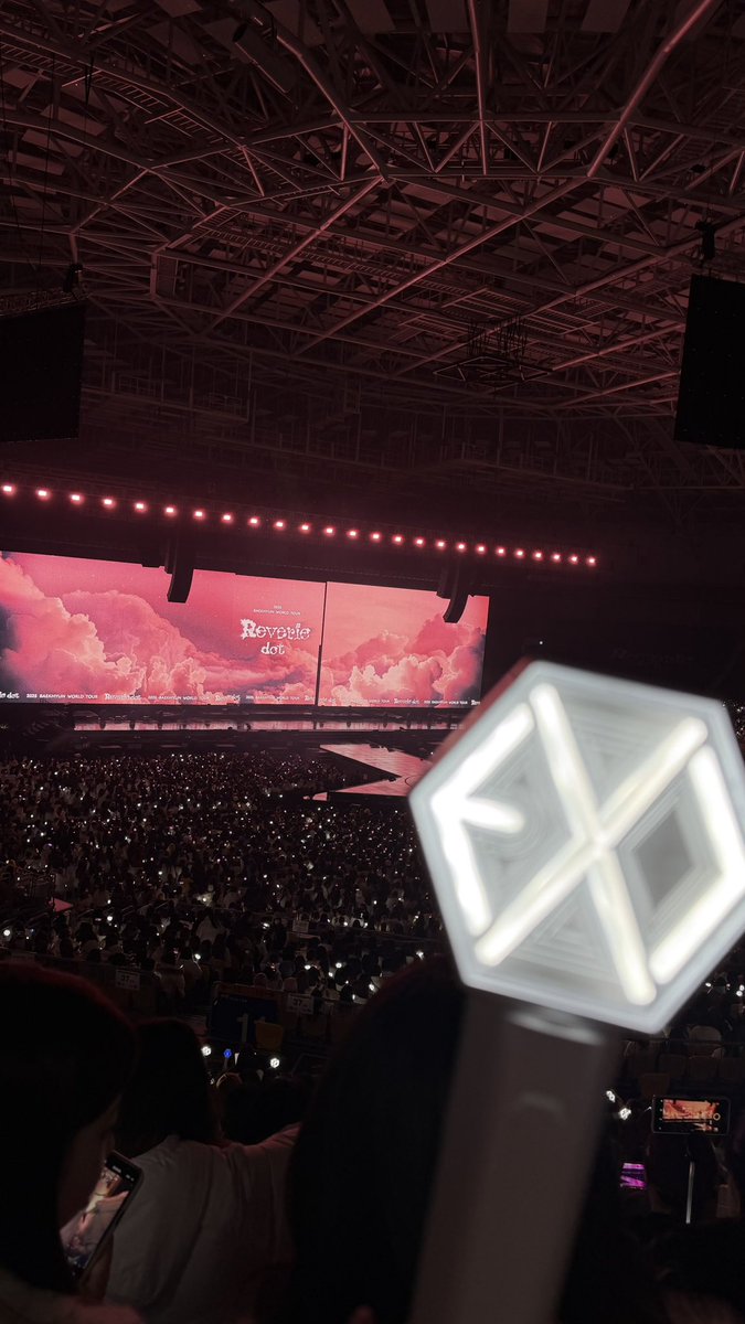 baekttf's tweet photo. I will never forget what it feels like to hold my eribong for the first time and for it to turn rainbow at the end of the show 🥲💝 https://t.co/gFaDRiVfjW