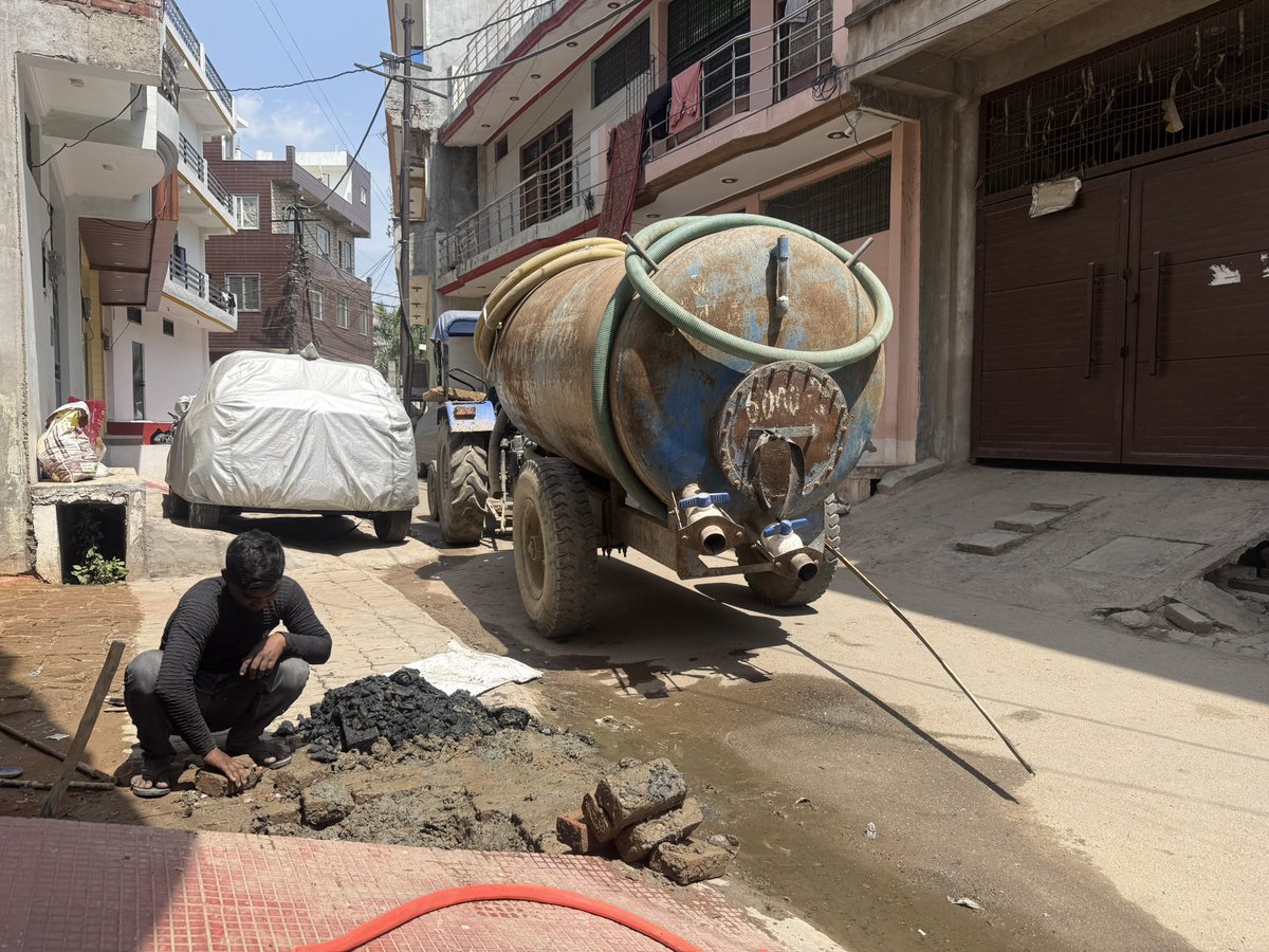 KrishnaKBajpai's tweet photo. @nagarnigamknp But yes, please don’t forget to collect house tax even for a single day, because that’s the only responsibility you never fail at. @CommissionerKnp 

#Kanpur #SmartCity #CivicIssues https://t.co/xXdpgsJOKu