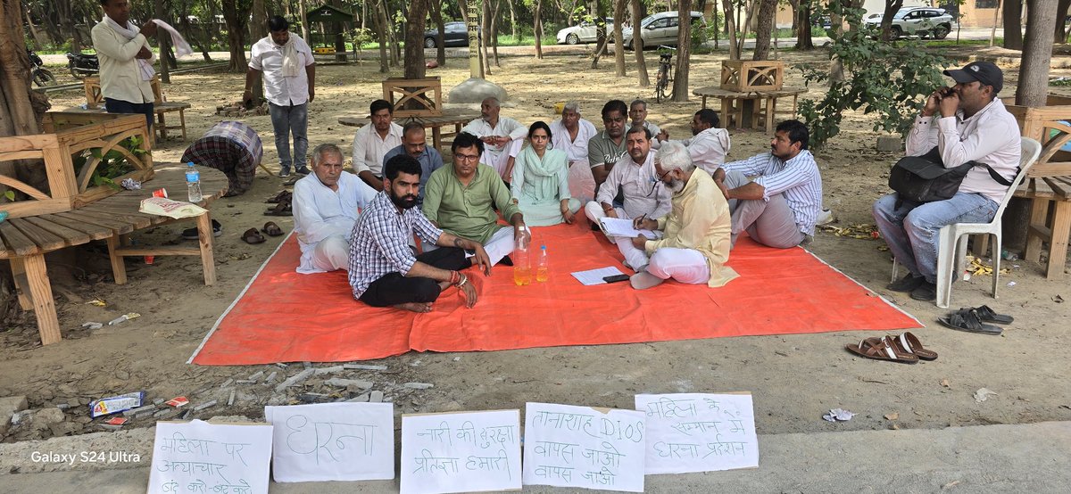 निधि शर्मा और मुकेश शर्मा जी के प्रकरण में प्रशासन की चुप्पी अब आत्मघाती साबित हो रही है। न्याय की गुहार लगाते-लगाते आज समाज के लोग आत्मदाह जैसा कठोर कदम उठाने को मजबूर हैं। यदि यहाँ कोई भी अनहोनी होती है, तो इसकी पूर्ण जिम्मेदारी बागपत प्रशासन की होगी। <a href="/baghpatpolice/">Baghpat Police</a> <a href="/dgpup/">DGP UP</a>