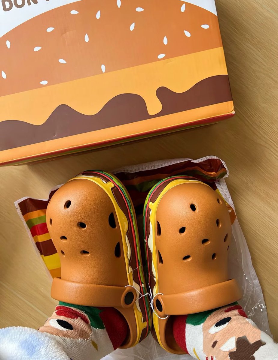 solethings_twit's tweet photo. 올 여름은 햄부기 슬리퍼 어때요?

✅ 리그램해주시면 
한분께 선물해드릴게요 🍔❤️

치킨 감자튀김 너겟 지비츠도
선물로 준대요,, 🍔🍟

https://t.co/p9o45W0k3n https://t.co/NCCuydcxHy