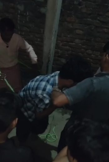 #पीलीभीत 
युवक की बेरहमी से पिटाई का मामला आया सामने 

खमरिया रेलवे स्टेशन के पास खम्भे से बांधकर किया था अधमरा
 
युवक को तीन दिन अपहरण करने का भी लगा आरोप

नशीला पदार्थ देकर बर्बरता का लगा आरोप 

बरखेड़ा थाना क्षेत्र का पूरा मामला 
<a href="/pilibhitpolice/">Pilibhit Police</a> <a href="/Dmpilibhit/">District Magistrate/ DEO Pilibhit</a> <a href="/Uppolice/">UP POLICE</a> #upnews