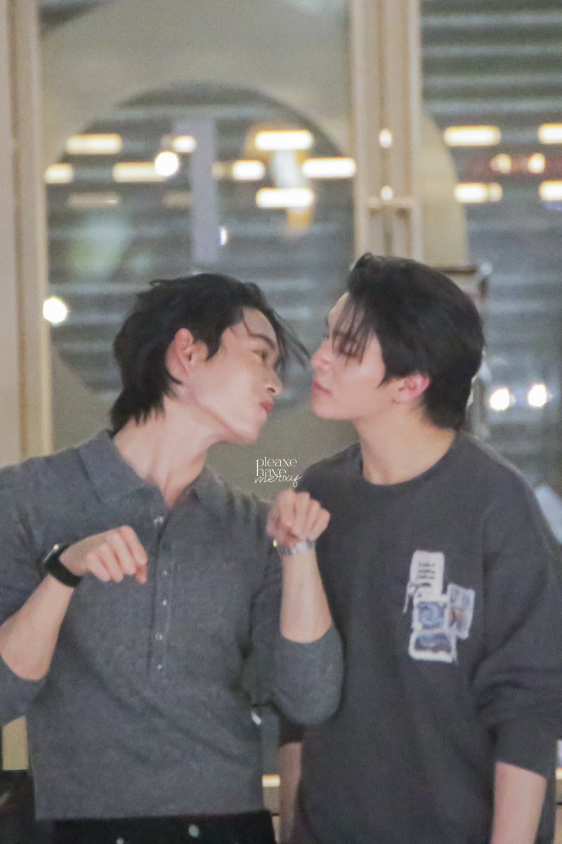 BtsGotMyBackk's tweet image. Dads going viral for kitty kisses and just the next day , child going viral for falling down 😭😂

Never a boring day in WestieLand 😂😂😂🤏

WESLEY JOY TIME

#GMMTVFANIVAL2026
#WESLEY #WilliamEst