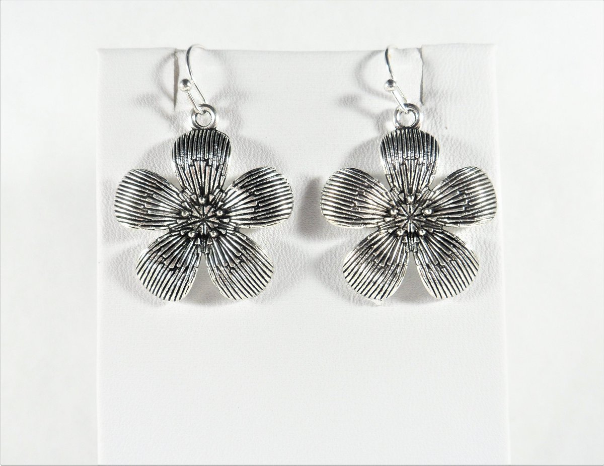 valroseshowers's tweet photo. Silver Flower Petal Earrings: Nature-Inspired Blossom Jewelry https://t.co/ltxB9qVfkN #EtsySeller #SantaFe #NewMexico #EtsyShop #SpringEarrings https://t.co/iQIlfdVjo1