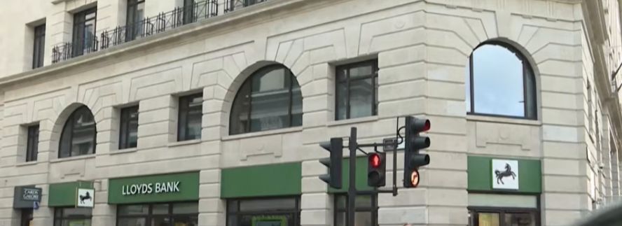 Info_Eco_'s tweet photo. Le fiasco numérique de Lloyds https://t.co/UQVpeSYaqR https://t.co/L7AmN2Qo6u