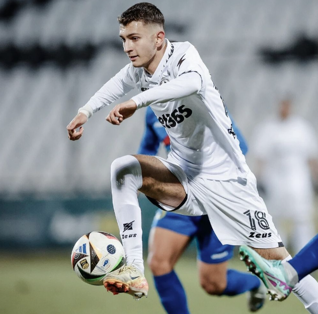 Footy_Agency's tweet photo. 𝐍𝐚𝐦𝐞🇯🇵: クリスティヤン・バロフ
𝐍𝐚𝐦𝐞🇧🇬: Kristiyan Balov
𝐍𝐚𝐭𝐢𝐨𝐧𝐚𝐥𝐢𝐭𝐲: 🇧🇬ブルガリア
𝐂𝐥𝐮𝐛: 🇧🇬スラヴィア・ソフィア
𝐀𝐠𝐞: 19（2006/7/26）
𝐇𝐞𝐢𝐠𝐡𝐭: 181cm
𝐏𝐨𝐬𝐢𝐭𝐢𝐨𝐧: WG
𝐍𝐚𝐭𝐢𝐨𝐧𝐚𝐥 𝐓𝐞𝐚𝐦: 🇧🇬A
スラヴィアの攻撃を担う核
https://t.co/g6jl1doxKo https://t.co/dDz6SMOZyn