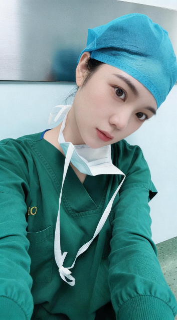 A19TG's tweet photo. 刚刚过去男科那帮了一会忙，看到一个有点东西的小哥哥，瞬间咽口水了，赶紧跑到休息室把腿张开
吹点凉风..... 
希望能暂时平熄我内心的燥热吧，要不然还能怎么样呢  

谁能告诉我该怎么办？ https://t.co/2WOFDXMpJo