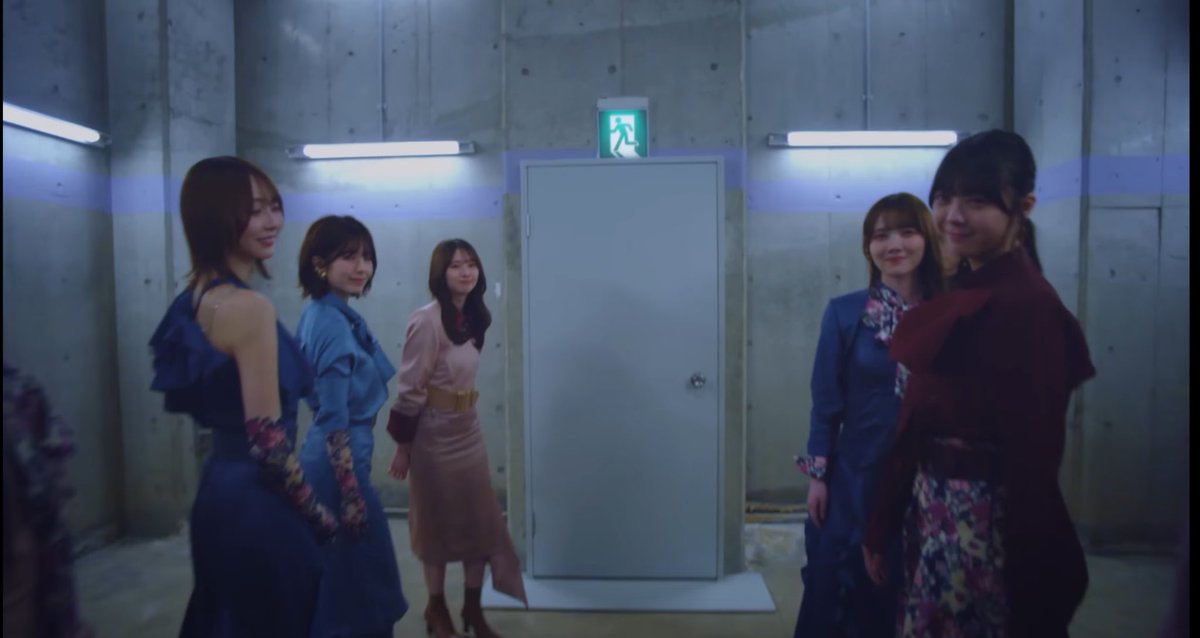 marikkai's tweet photo. 『最後に階段を駆け上がったのはいつだ？』のMV、今更ながらに観た( ¨̮ )
てれさがメンバーの間を通って扉を開けるシーン、『生まれたままで』のMVを彷彿とさせられたのは私だけ？たまたま？
新参者で、『まりっか'17』をアレンジして披露してたみたいだし、有り得る？ https://t.co/fFl3G6GVIB