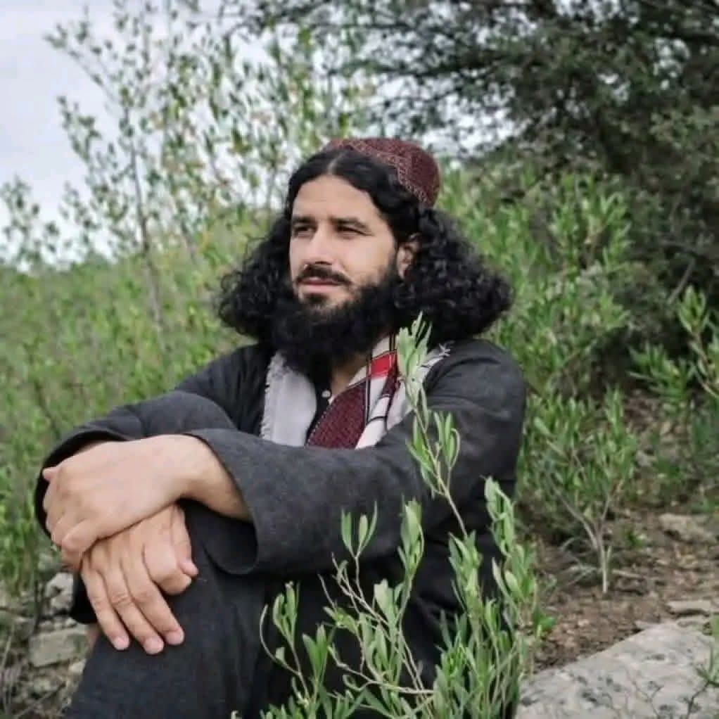 د نړۍ انصاف👋
د TTP د عملياتو يو اصدار کې د کُرمې والي مولوي کاظم توده جګړه کې په ملګرو غږ کوي:
"کوشش وکړئ ژوندي يې تسليم کړئ، عيد دی چې بچيان يې يتيمان نه‌شي"
ښه د نړۍ معیارونه او تعریفونه هم وګورئ، دغسې خلکو ته ترهګر وایي چې د اور منځ کې د ځان پر ځای د دښمن بچیانو غم ورسره وي.