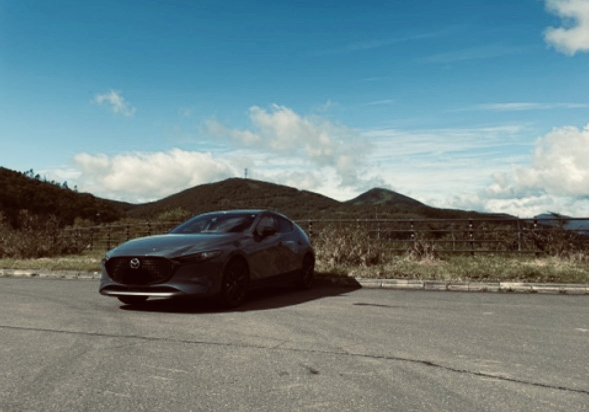 buddica_ryohei's tweet image. マツダ乗りにしか分からないやつ。  
「え、マツダなの？外車かと思った」  
←これ、最高の褒め言葉。

“魂動デザイン”は「車に命を吹き込む」哲学。  
チーターの動きを研究して生まれたから、  
止まってても走ってるように見えますよね🤭
#マツダ #魂動デザイン #KODO