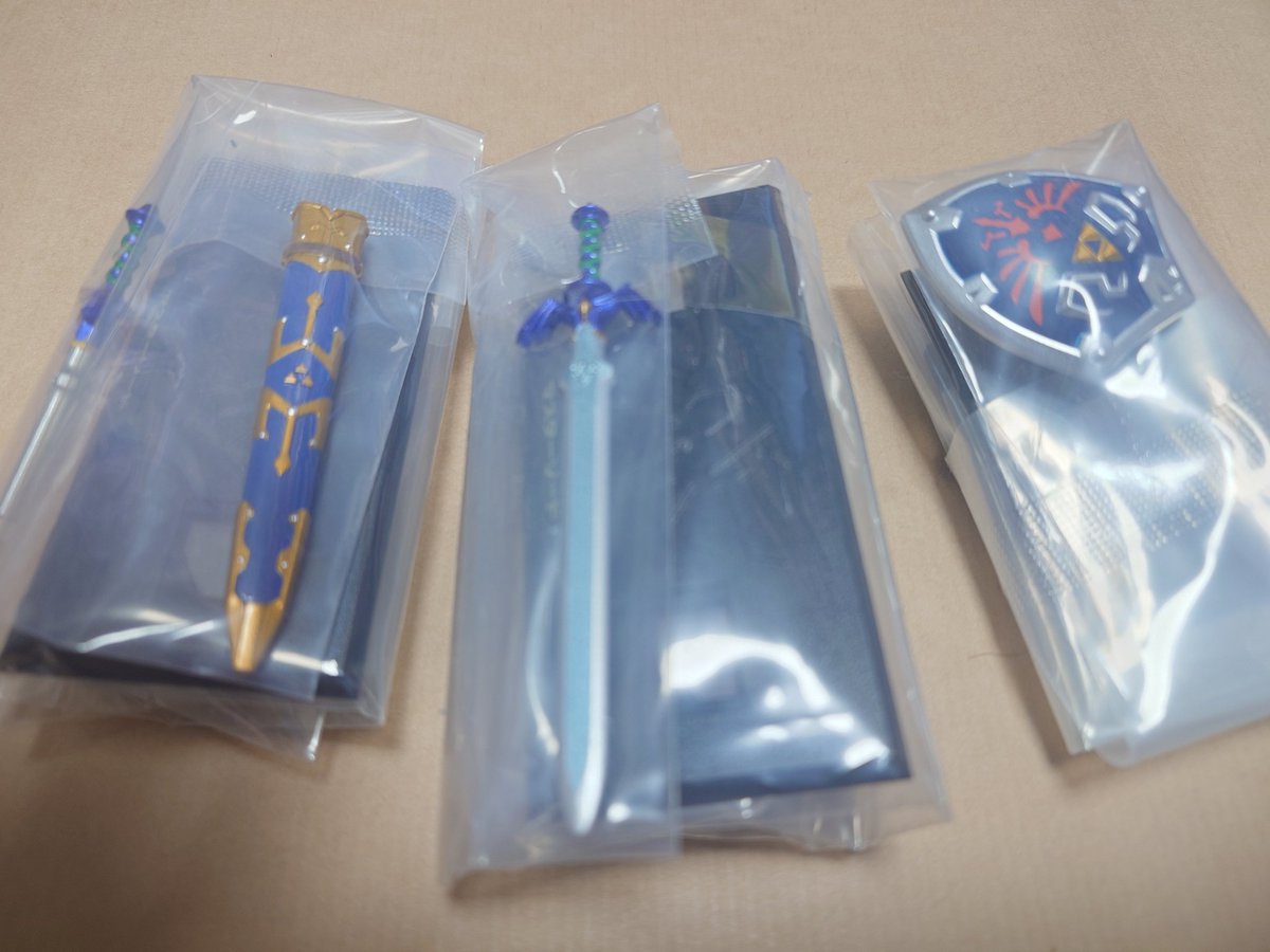 近所の普段行かないスーパーに寄ったらゼルダのウエポンコレクションが3つ余ってたので全部買ったら中身が神がかってた