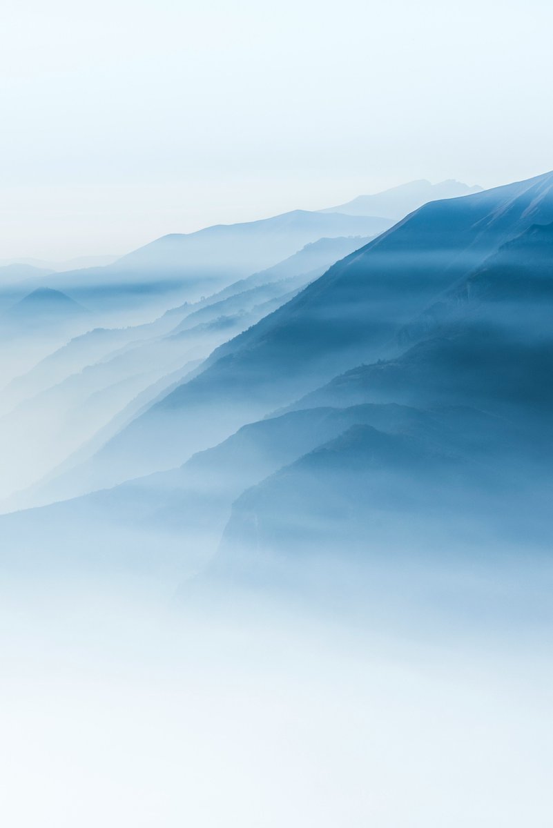 purenature_1's tweet image. Misty blue mountain layers🤍🩵💙 #Serenity