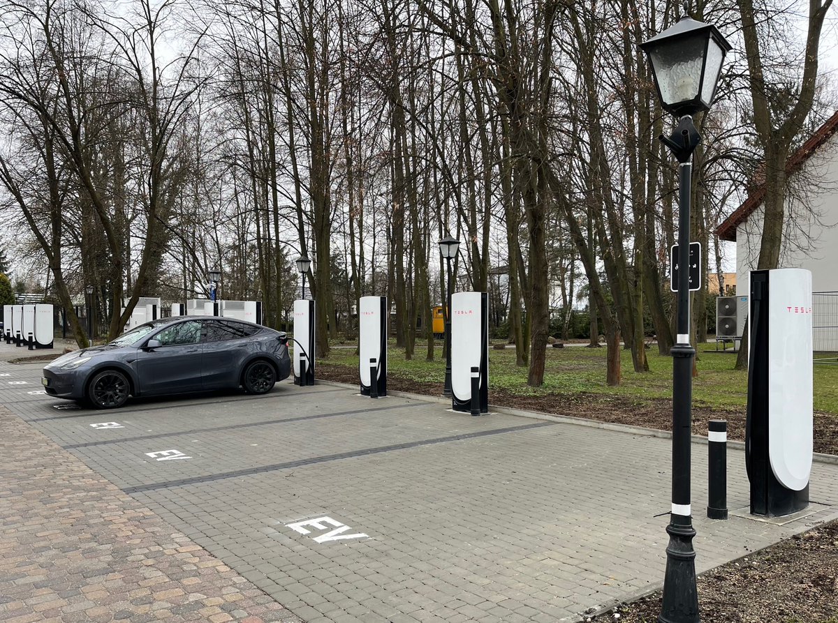 Tesla Charging tweet media