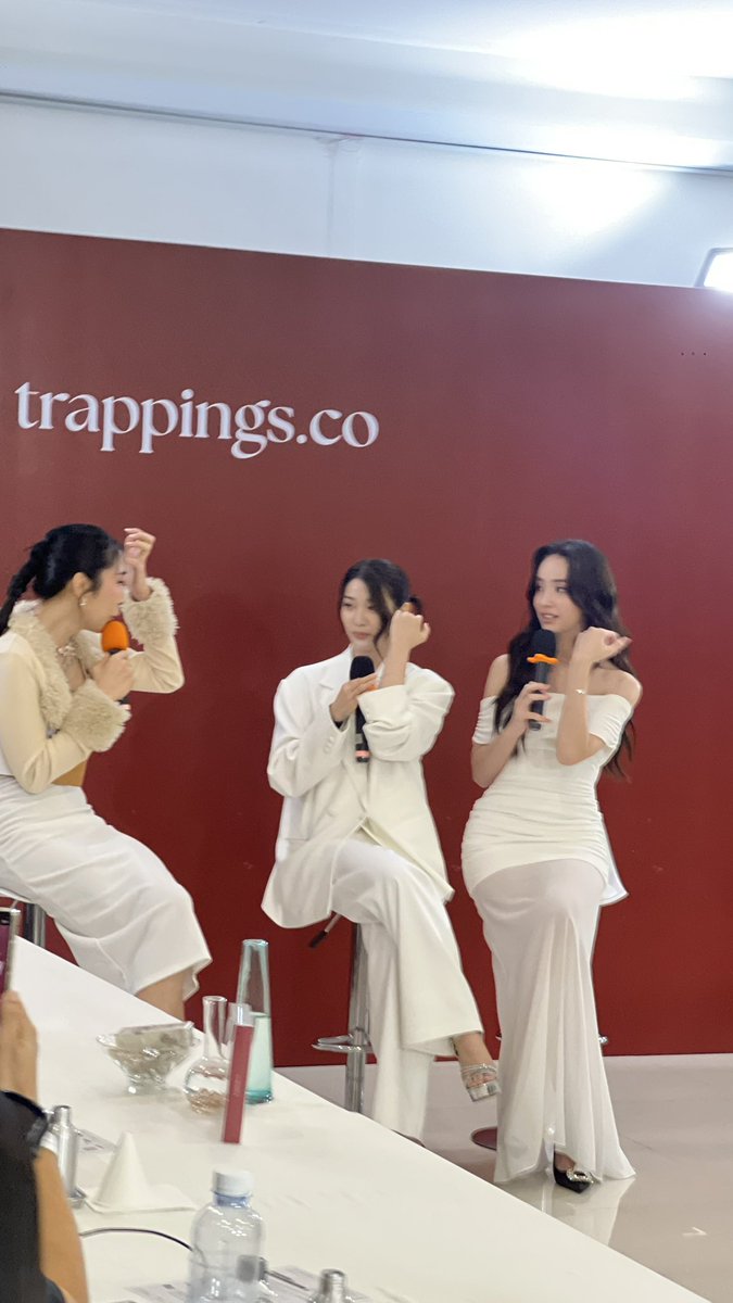 โอ๊ยยยยพว.มือสั่น ถ่ายได้ดีสุดเท่านี้ กล้องไอโฟนนี่ไม่เริ่ดเลย เพราะถ่ายเก็บความสวยน้องจินนี่เจน่าได้ไม่หมด 

GINJAY DETOXIFIED LOVE EVENT
#TrappingsCoxGinJay