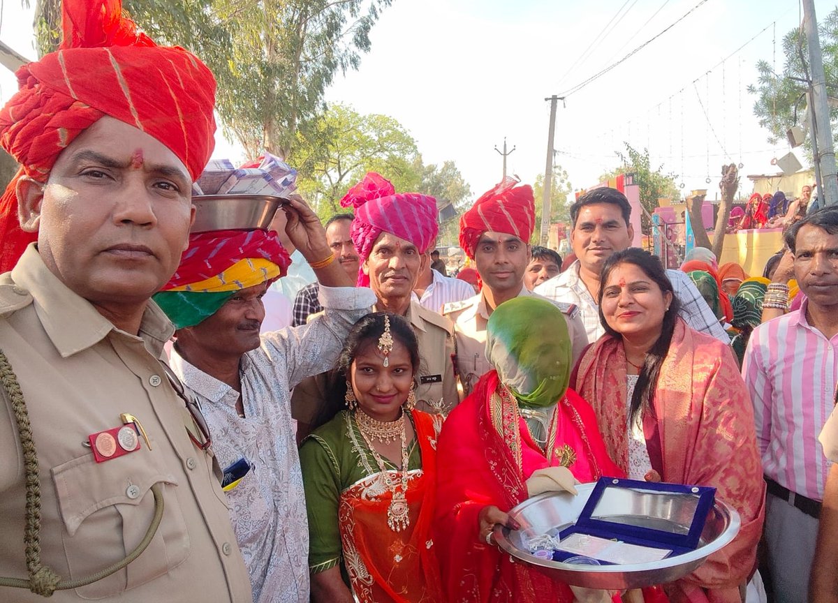 SDRFRaj's tweet image. #helpinghands
‘‘आपदा में तत्परता के साथ मानवीय संवेदना’’

SDRF राजस्थान ने सफाई कर्मचारी की बेटी की शादी में भरा 3.21 लाख का मायरा।  

पिछले 02 से SDRF में कार्यरत है सफाईकर्मी श्री लक्खाराम हरिजन।
@PoliceRajasthan @Sirohikiaawaz @SachBedhadak @zeerajasthan_ @1stIndiaNews