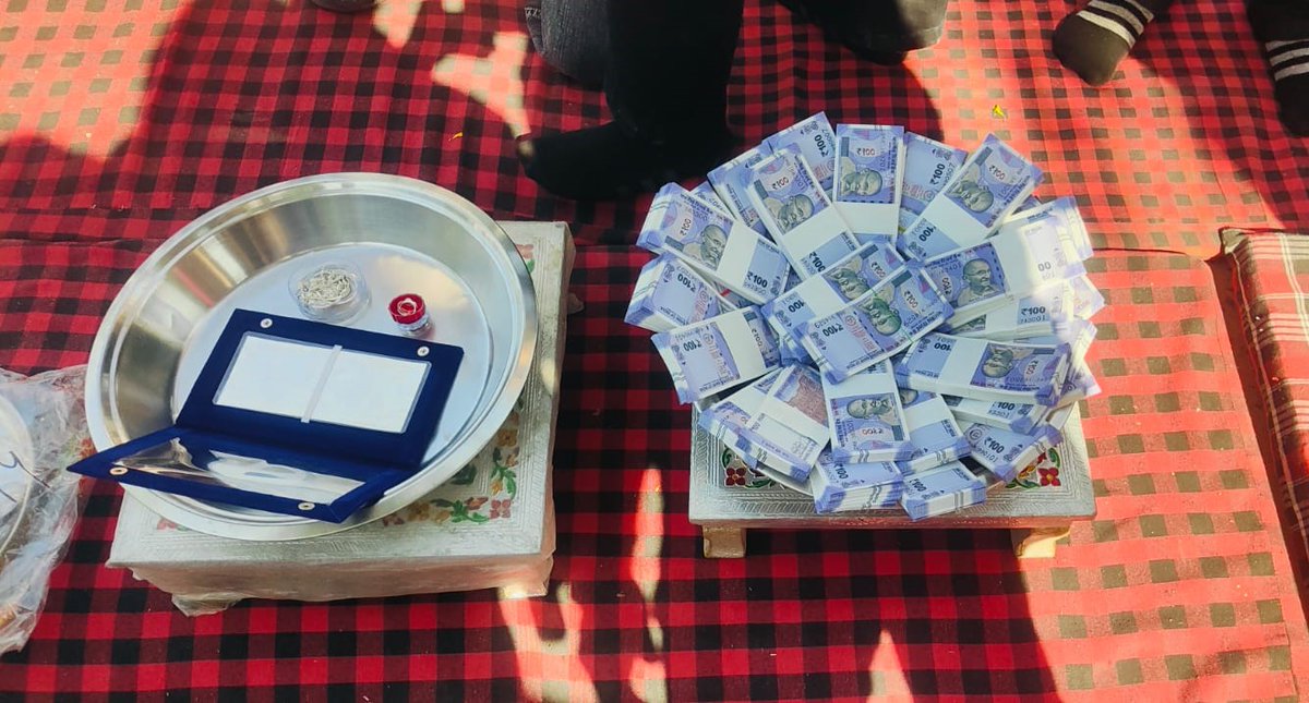 SDRFRaj's tweet image. #helpinghands
‘‘आपदा में तत्परता के साथ मानवीय संवेदना’’

SDRF राजस्थान ने सफाई कर्मचारी की बेटी की शादी में भरा 3.21 लाख का मायरा।  

पिछले 02 से SDRF में कार्यरत है सफाईकर्मी श्री लक्खाराम हरिजन।
@PoliceRajasthan @Sirohikiaawaz @SachBedhadak @zeerajasthan_ @1stIndiaNews