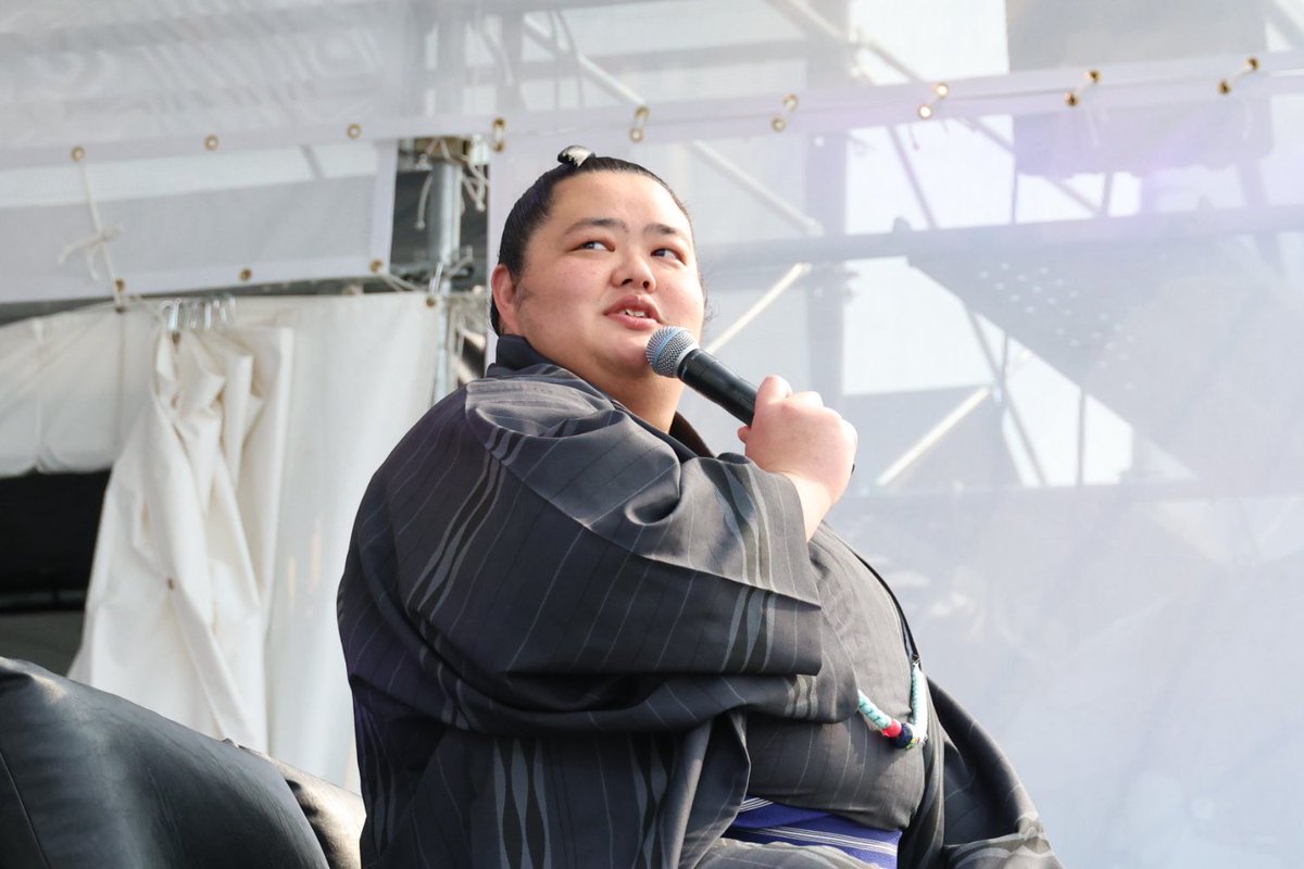 sumokyokai's tweet photo. ＜F1日本グランプリ×大相撲＞
F1日本グランプリ内のステージ 
トークショーに大関琴櫻が参加させていただきました。

#sumo #F1 #JapaneseGP https://t.co/KAGKSFKCk5