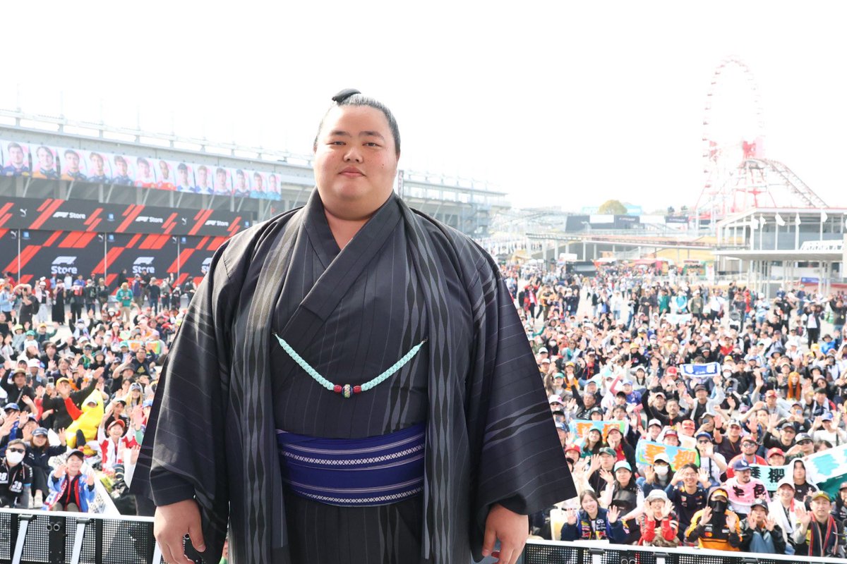 sumokyokai's tweet photo. ＜F1日本グランプリ×大相撲＞
F1日本グランプリ内のステージ 
トークショーに大関琴櫻が参加させていただきました。

#sumo #F1 #JapaneseGP https://t.co/KAGKSFKCk5