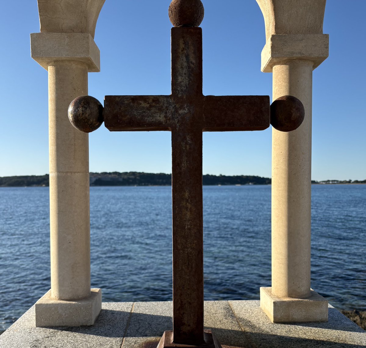 Hotel Alexandre III tweet media