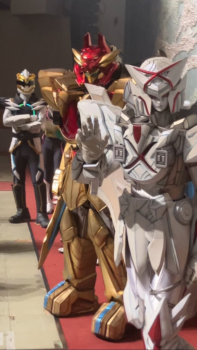 これはハイタッチひとりめを迎え入れてくれる気満々の神様たち