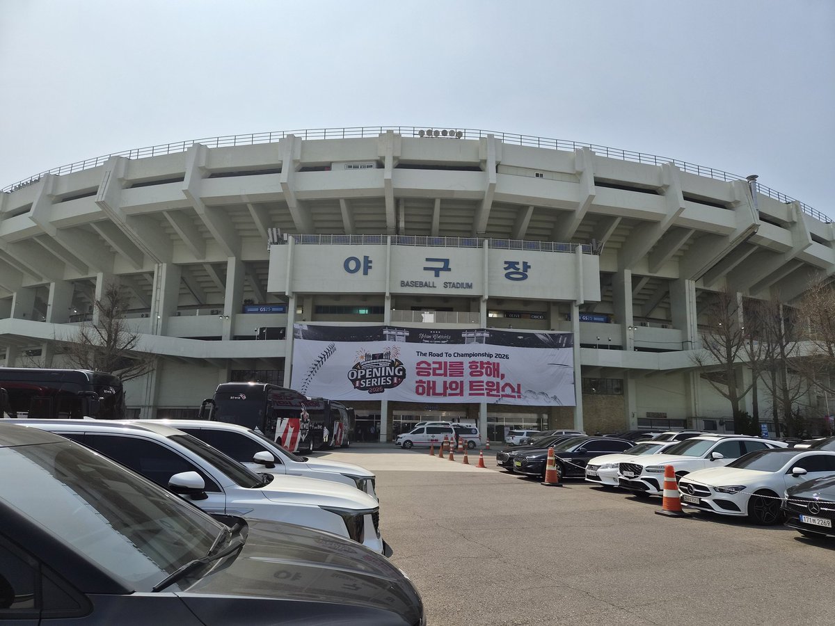 okjay33's tweet photo. 작년에 이어 올해도 개막전 왔는데...ㅜㅜ
#엘지트윈스 화이팅 https://t.co/jxjLLsT1Ah
