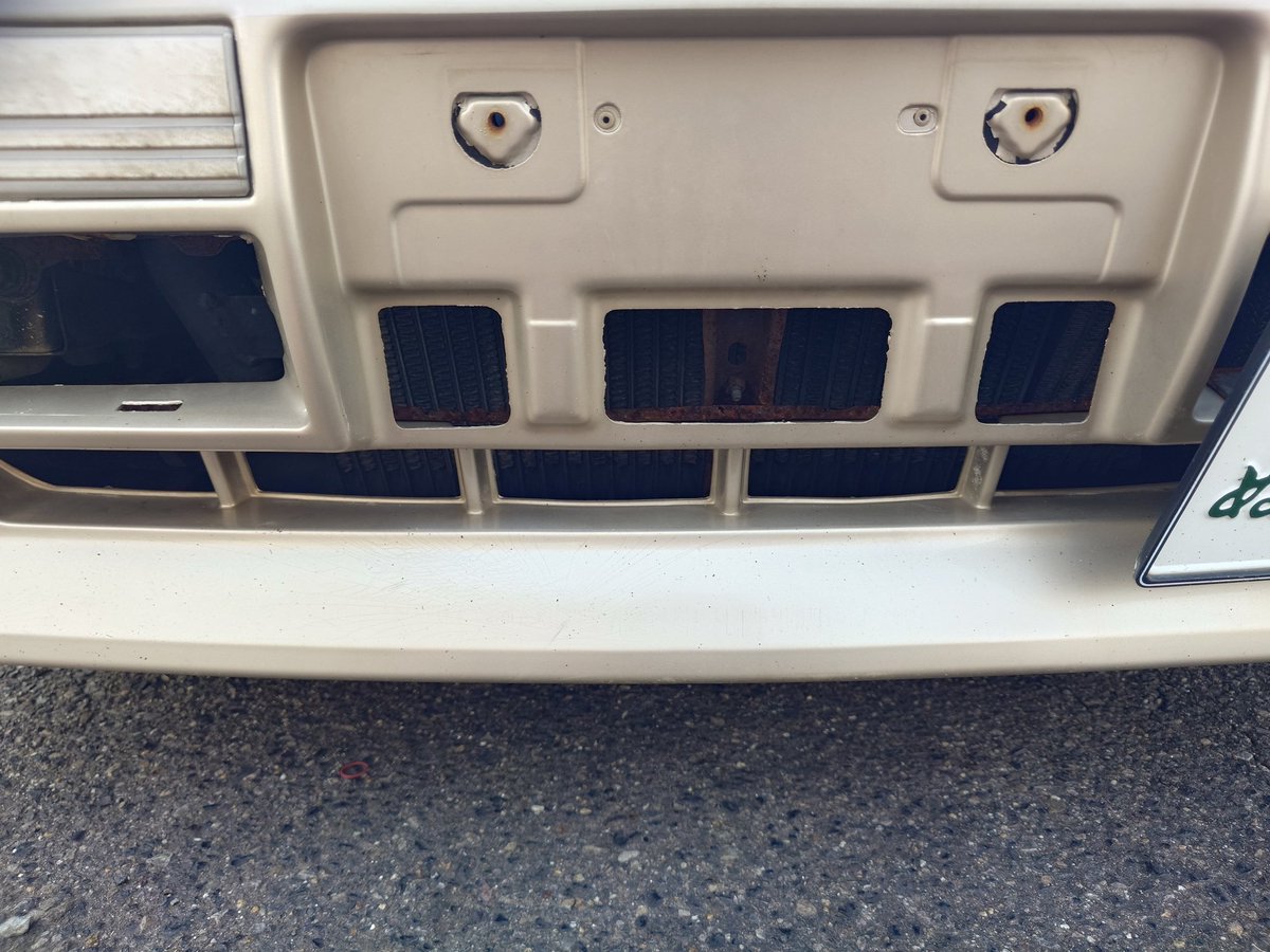 ナンバーポケット穴開けやる
下のフィンまで切るとバンパーがふにゃちんになるからポケットのとこだけ