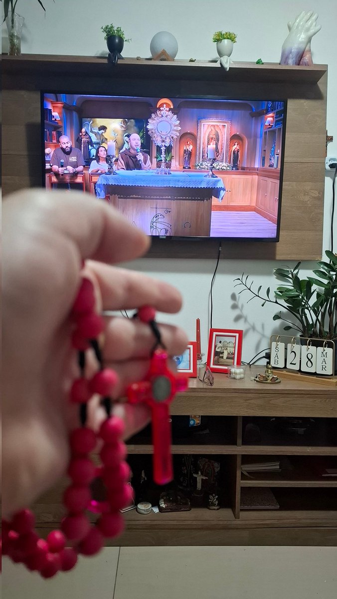 jeh_lasneau's tweet photo. 34º dia da Quaresma ✝️
Na madrugada, o coração se abre e Deus derrama graça sobre quem permanece fiel.
Hoje vamos falar sobre a Virgem de Guadalupe 🙏🌹
Mãe que acolhe, protege e conduz seus filhos ao coração de Deus.
#freigilson
#quaresma
#34de40
#povodedeus
#rosariodamadrugada https://t.co/8y4KzPmJNk