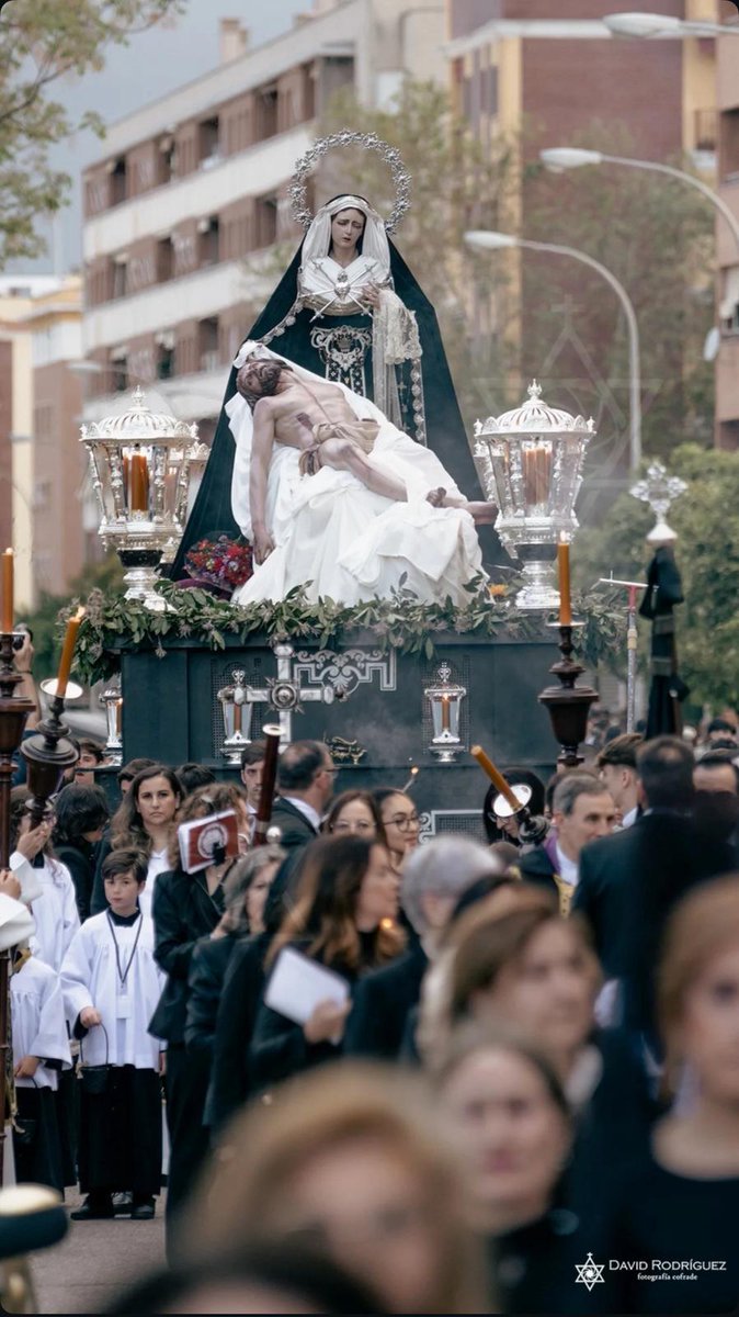 TrasladSepulcro's tweet photo. Buenos días, hoy no es un sábado cualquiera, hoy es SÁBADO DE PASIÓN, y cómo lo lleva haciendo desde el 2012,el Traslado al Sepulcro sale a la calle para realizar su estación de penitencia. https://t.co/FrK5jQcHIy
