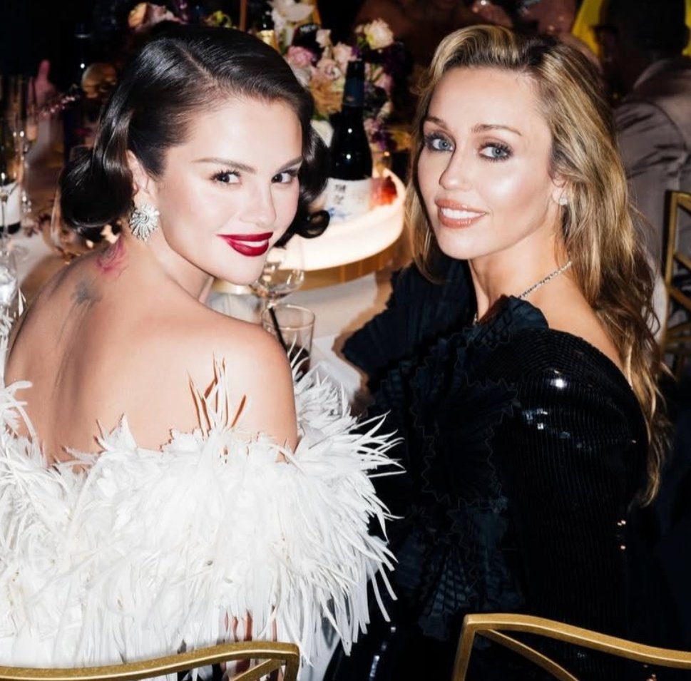 Miley Official tweet media