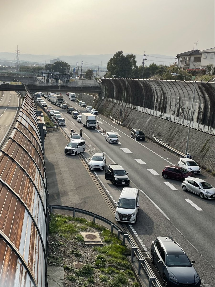 通行止めの続報
宇治東インターから降りるようにと警察の方が誘導しています
#京滋バイパス