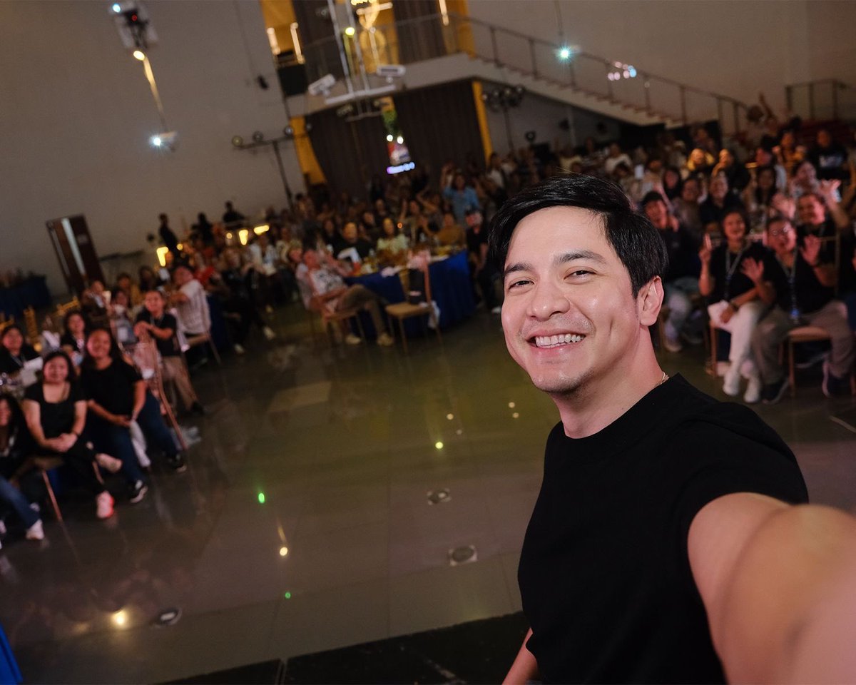 Sparkle_GMA's tweet photo. Alden Richards enjoys a special moment with supporters and fan groups gathered for the ATeam Community Kick Off Event. 💫 Truly a day filled with love from the ATeam community!

#AldenRichards https://t.co/UNQyMy2Hjh