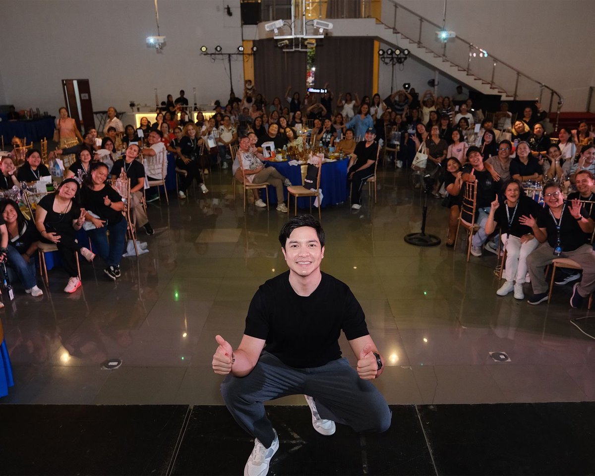 Sparkle_GMA's tweet photo. Alden Richards enjoys a special moment with supporters and fan groups gathered for the ATeam Community Kick Off Event. 💫 Truly a day filled with love from the ATeam community!

#AldenRichards https://t.co/UNQyMy2Hjh
