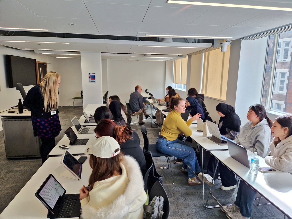 DoctorChungie's tweet image. Thank you to Tim Lings from @HeronsgateSch for teaching our #DLL @IOE_London @ucl BA Early Childhood Education students. Tim's feedback on their group projects was very valuable as well. He is also an #IOE alumnus! #DigitalTechnology #WeAreIOE #LoveUCL