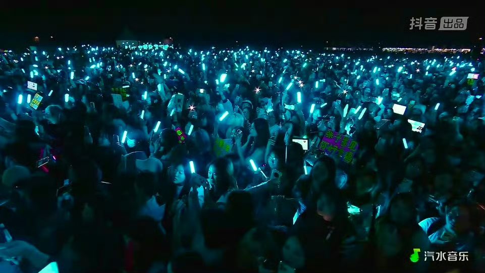 งานเฟสเดี่ยวครั้งแรกในวัย18ปีของจื่อโม่ มีคนรักน้องเยอะขึ้นมากๆเลย เติบโตไปด้วยกันนี่นา🫶🏻🫧