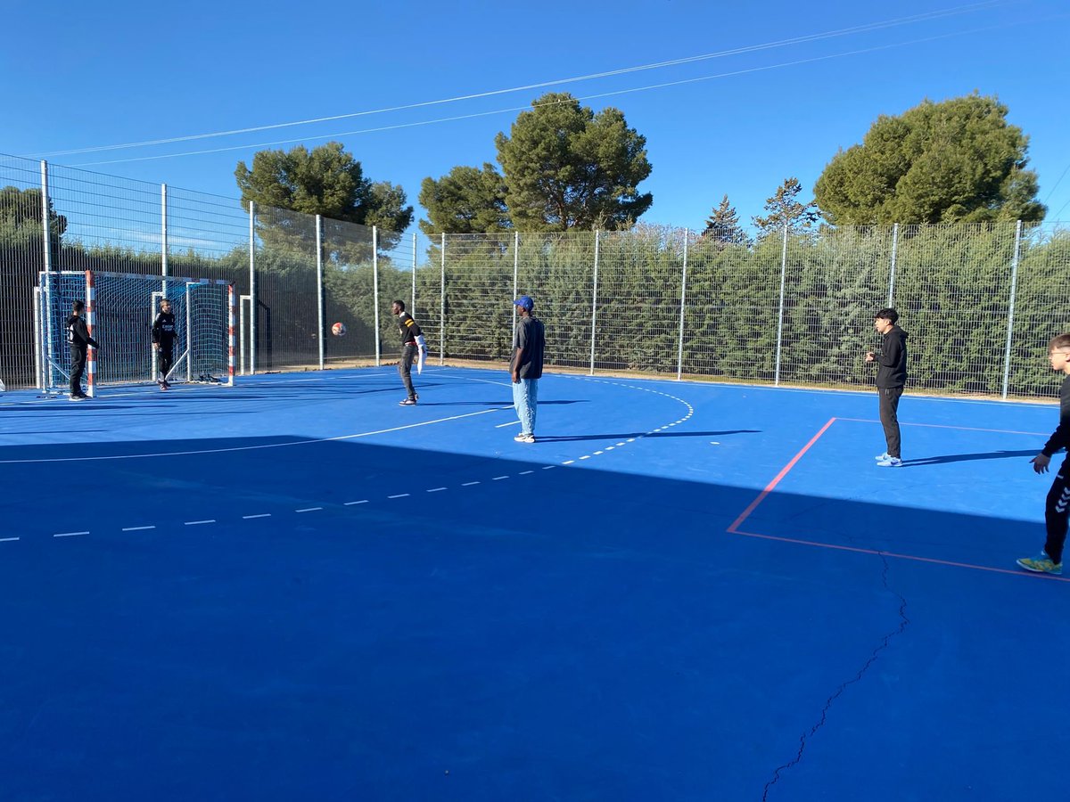 asoap2005's tweet photo. El desayuno "Sabores del Mundo" de ayer viernes, 27 de marzo, en el IES Vicente Cano, finalizó con un partido de fútbol sala en el que participaron alumnos del IES y usuarios de ASOAP. 
Estas son las actividades que ayudan a la convivencia y al conocimiento mutuo https://t.co/6caYAb6kFM